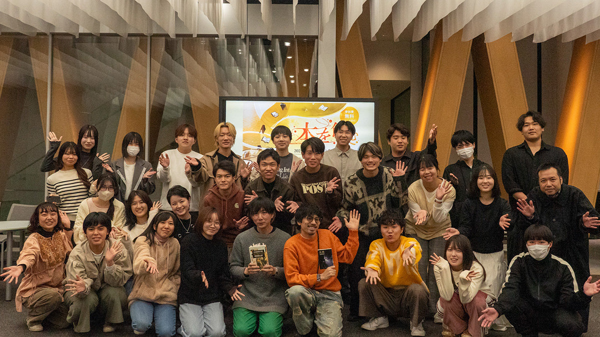 本紹介イベントで、登壇者と参加者が笑顔で並ぶ集合写真。和やかな雰囲気が伝わる