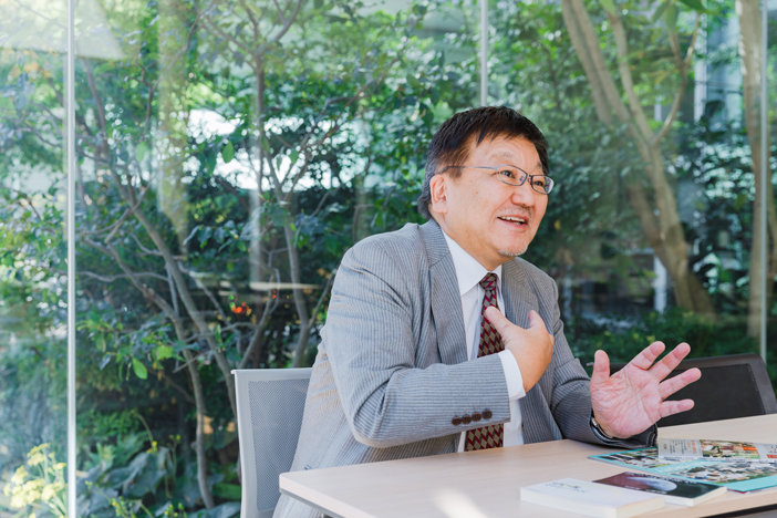 身振り手振りを交えながら、笑顔でお話しされる藤田先生