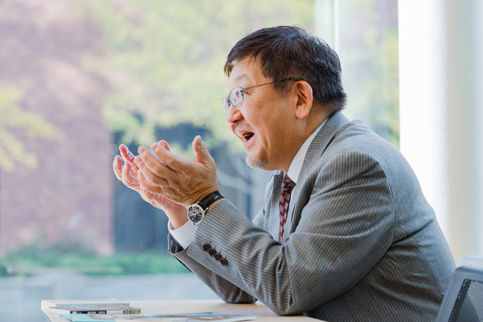 ジェスチャーを交えてお話しされる野田先生の横顔