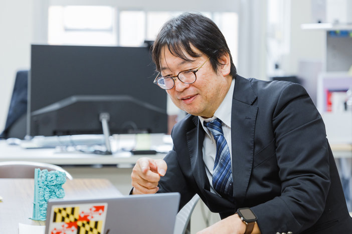 パソコンを指さしながらお話しする野田先生