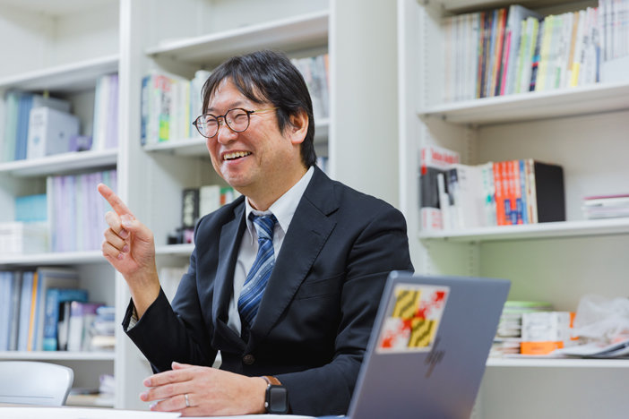 笑顔で研究内容についてお話しされる野田先生